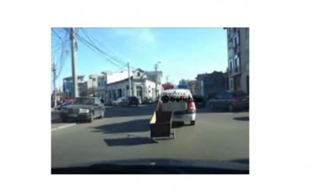 Maşină a IPJ Constanţa, cu un căruţ de butelie pe post de remorcă